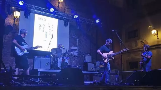 El Escenario AMEX de Cáceres vibra con tres bandas de rock y se prepara para la electrónica
