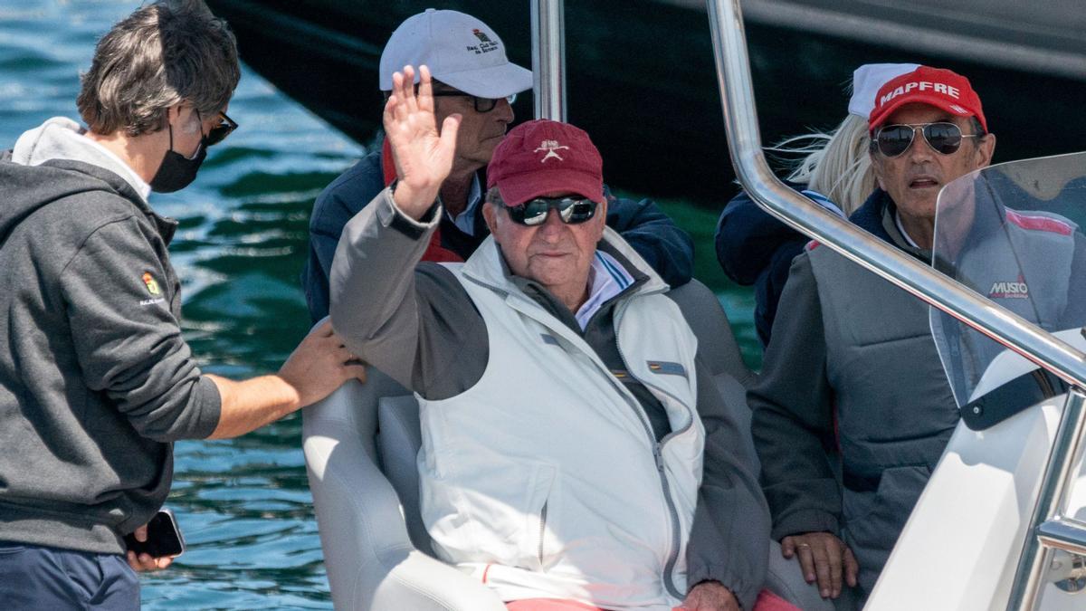 Spain's former King Juan Carlos I (C) waves from an inflatable boat sailing alongside his &quot;Bribon&quot; boat, as part of a visit to attend the regatta of the InterRias trophy of 6M Spanish Cup, in the Galician town of Sanxenxo, northwestern Spain, on May 20, 2022. - Spain's former king returned to the country on May 19, 2022 for his first visit since he left nearly two years ago following a string of financial scandals. Juan Carlos I arrived on a private jet in the northwestern city of Vigo ahead of a three-day regatta in the nearby resort of Sanxenxo. (Photo by Brais Lorenzo / AFP)