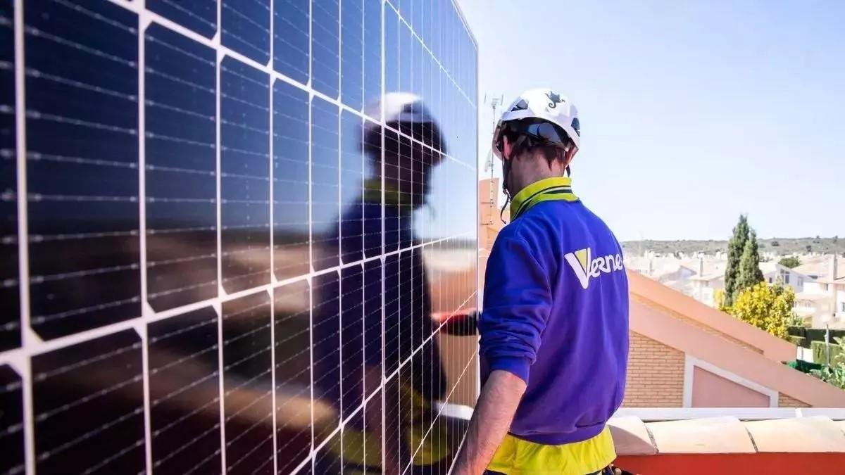 Un operario de Verne trabajando en una instalación fotovoltaica.