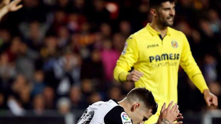 Santi Mina se lamenta de la derrota del Valencia. // Kai Försterling