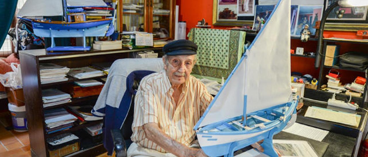 Luis Marrero en la azotea de su casa, situada a pocos metros de la avenida.