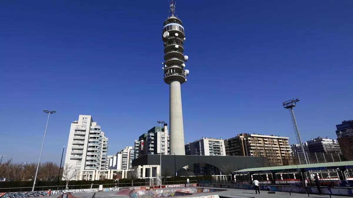 La torre de comunicación conocida como Pirulí es la contrucción que más altura alcenza en Zaragoza