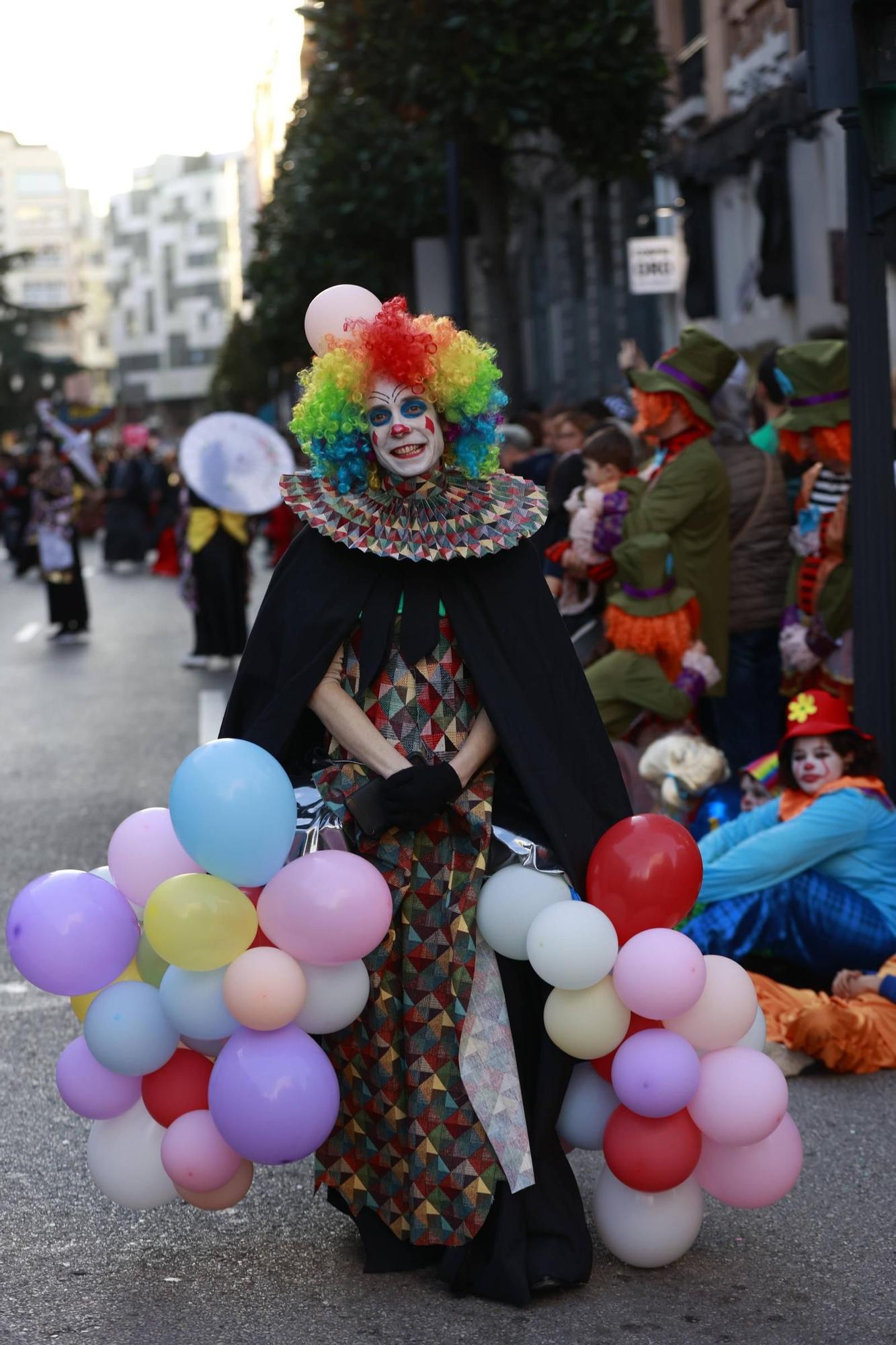 El Carnaval llena de color y alegría las calles de Oviedo