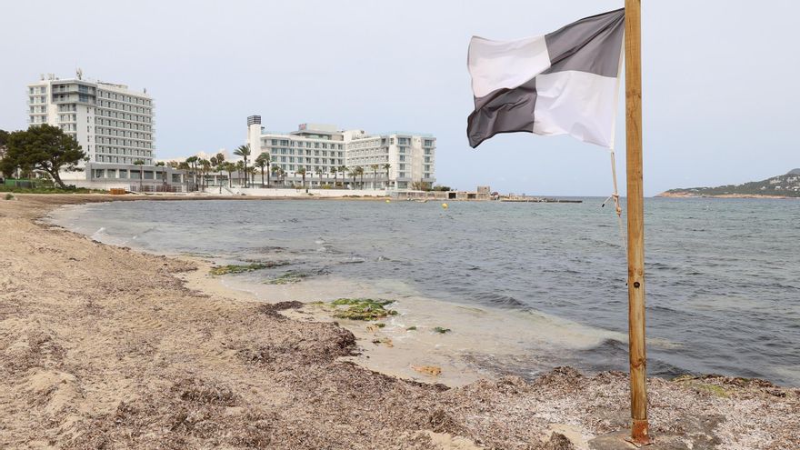 La playa d’en Xinxó reabre al baño, sin hacer análisis, tras un vertido fecal