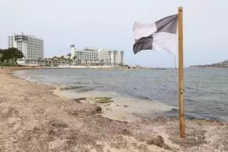 La playa d’en Xinxó reabre al baño, sin hacer análisis, tras un vertido fecal