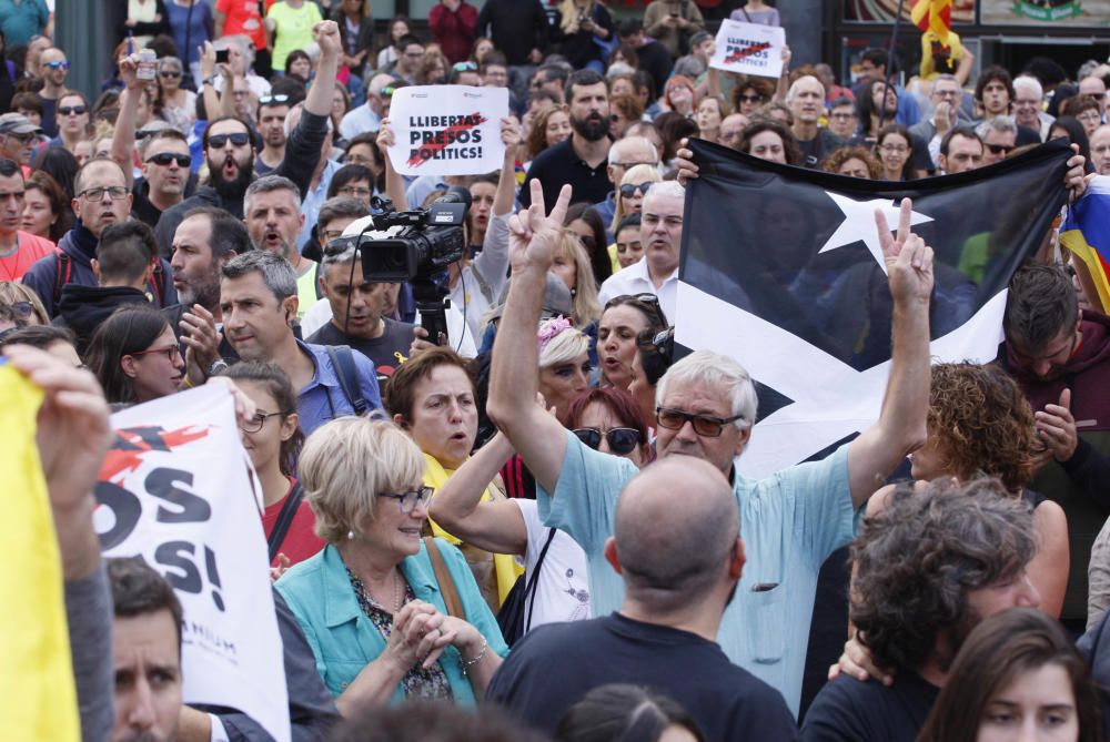 Concentració a la Plaça U d''octubre