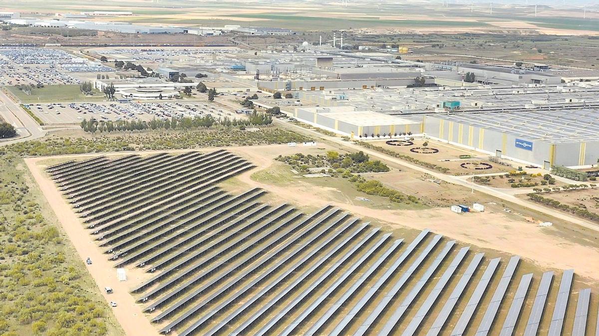 Vista aérea de la planta de Stellantis en Figueruelas, rodeada de placas fotovoltaicas con las que se autoabastece de energía eléctrica.