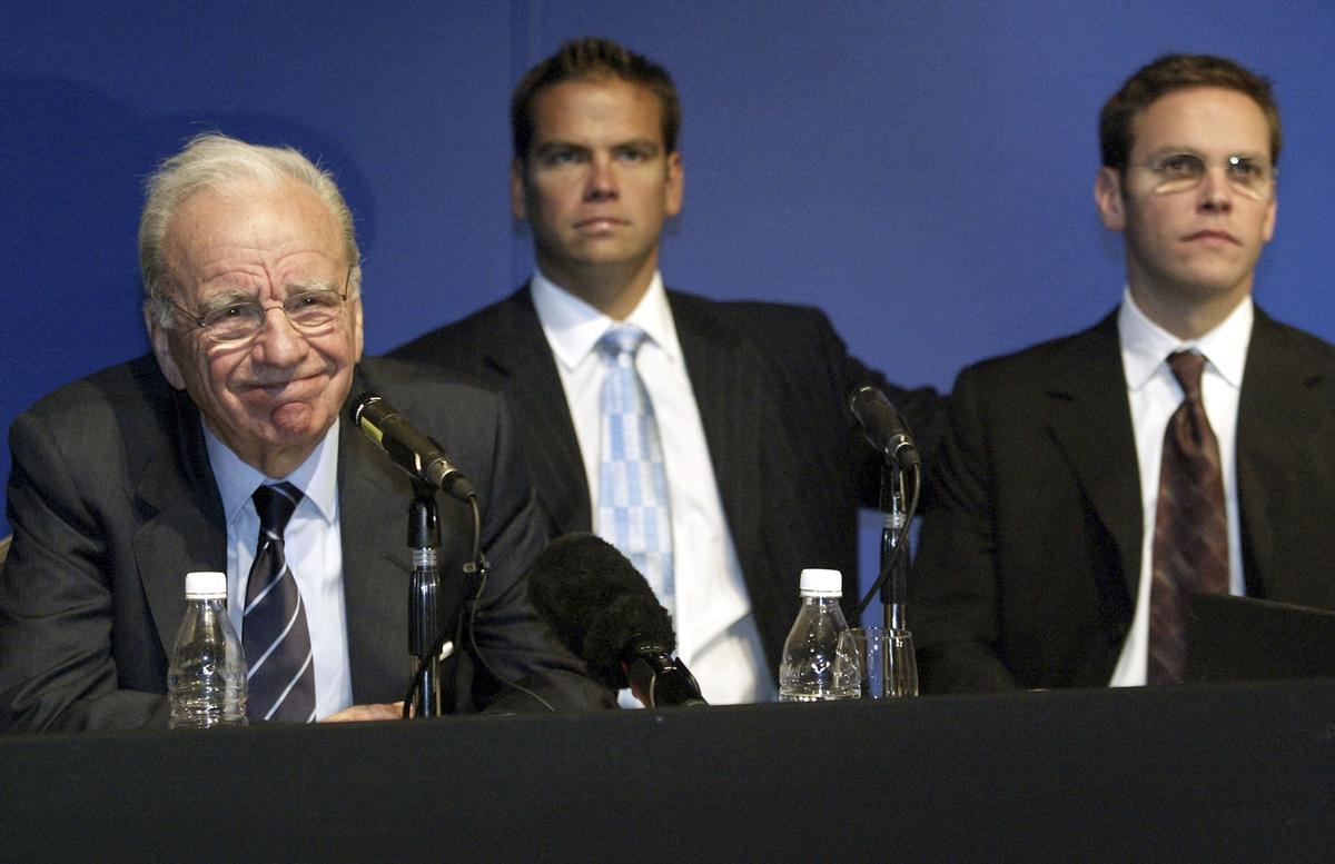 Rupert Murdoch con sus hijos  Lachlan y James en el consejo general anual de News Corp en el año 2002.