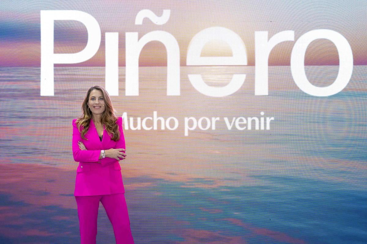 Encarna Piñero, CEO de Piñero, posa con la nueva imagen corporativa de la compañía.