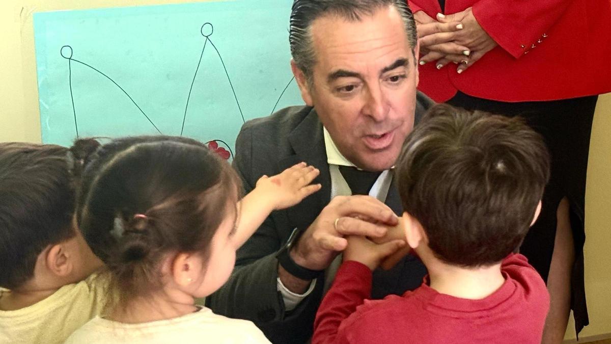 Miguel Briones, durante su visita al Centro de Educación Infantil 5 Chupetes (Litoral).