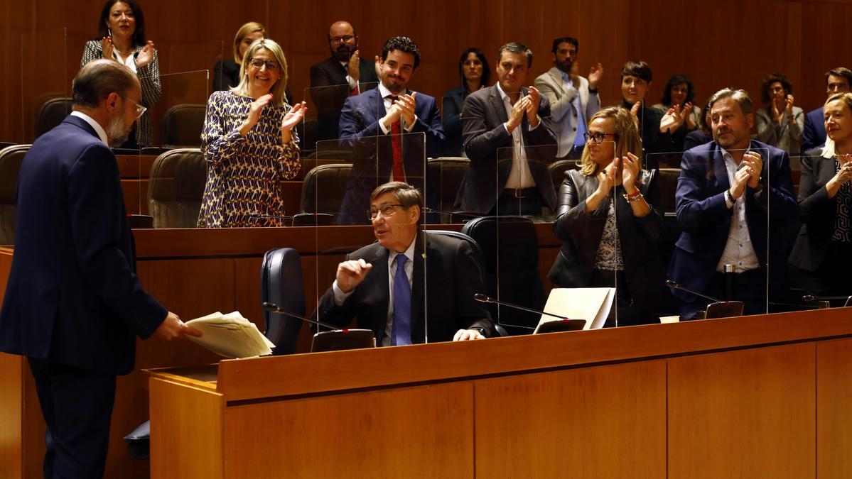 El Gobierno y la bancada socialista aplauden al presidente de Aragón, Javier Lambán, al finalizar su intervención en el debate del estado de la comunidad