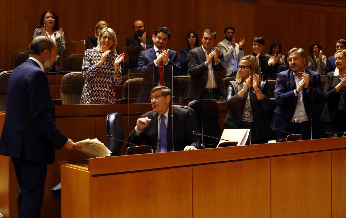 El Gobierno y la bancada socialista aplauden al presidente de Aragón, Javier Lambán, al finalizar su intervención en el debate del estado de la comunidad
