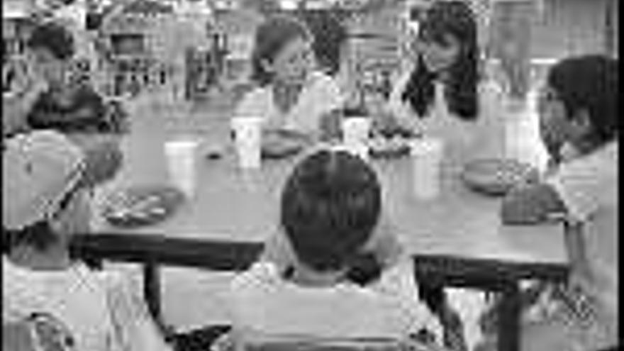 Unos niños en un comedor escolar gallego. / antonio g. vázquez