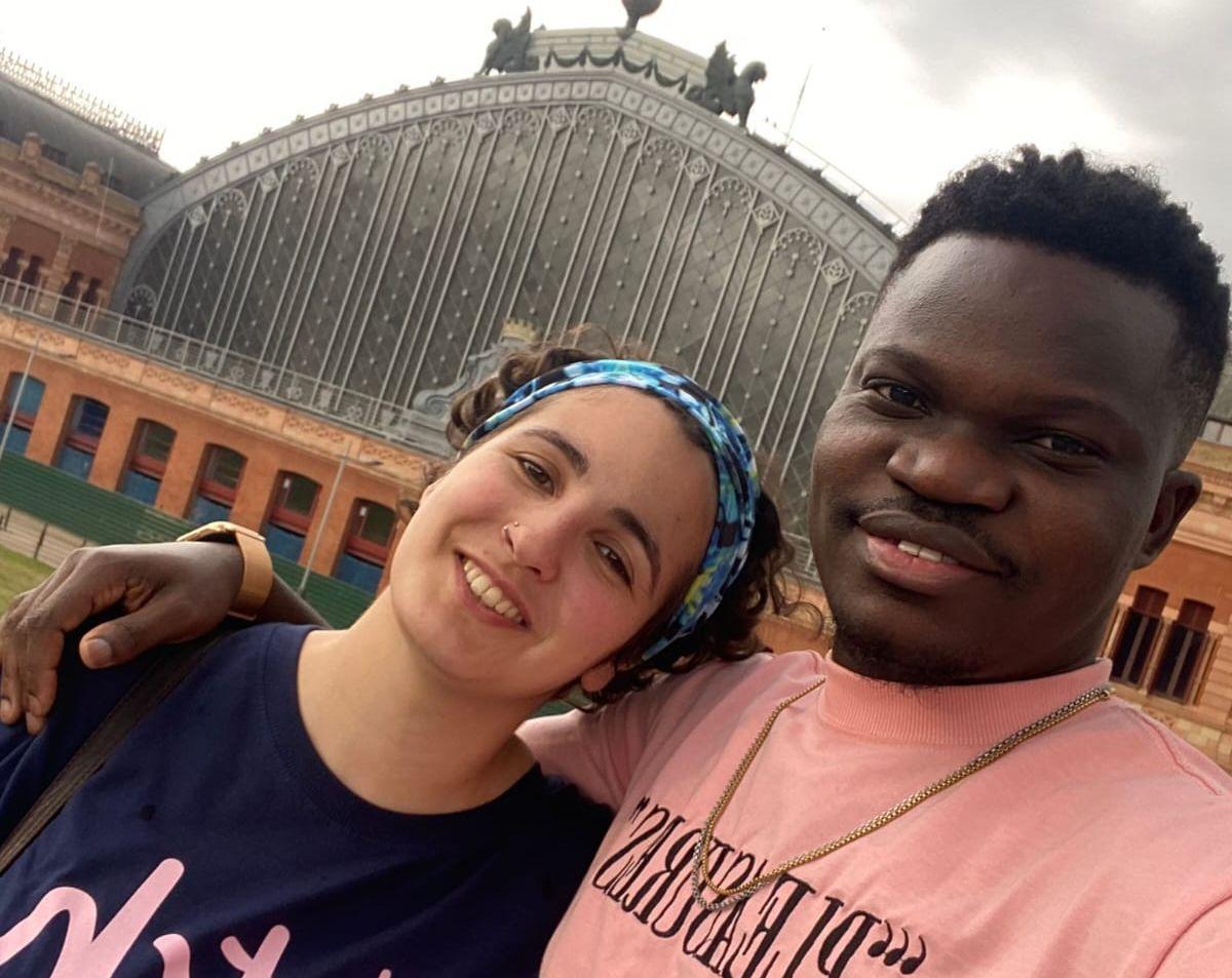 Su pareja, Jerry, es nigeriano y se conocieron en la parroquia a la que van juntos. Habla un dialecto del inglés, el pidgin nigeriano, que está aprendiendo Karen al igual que él aprende español.