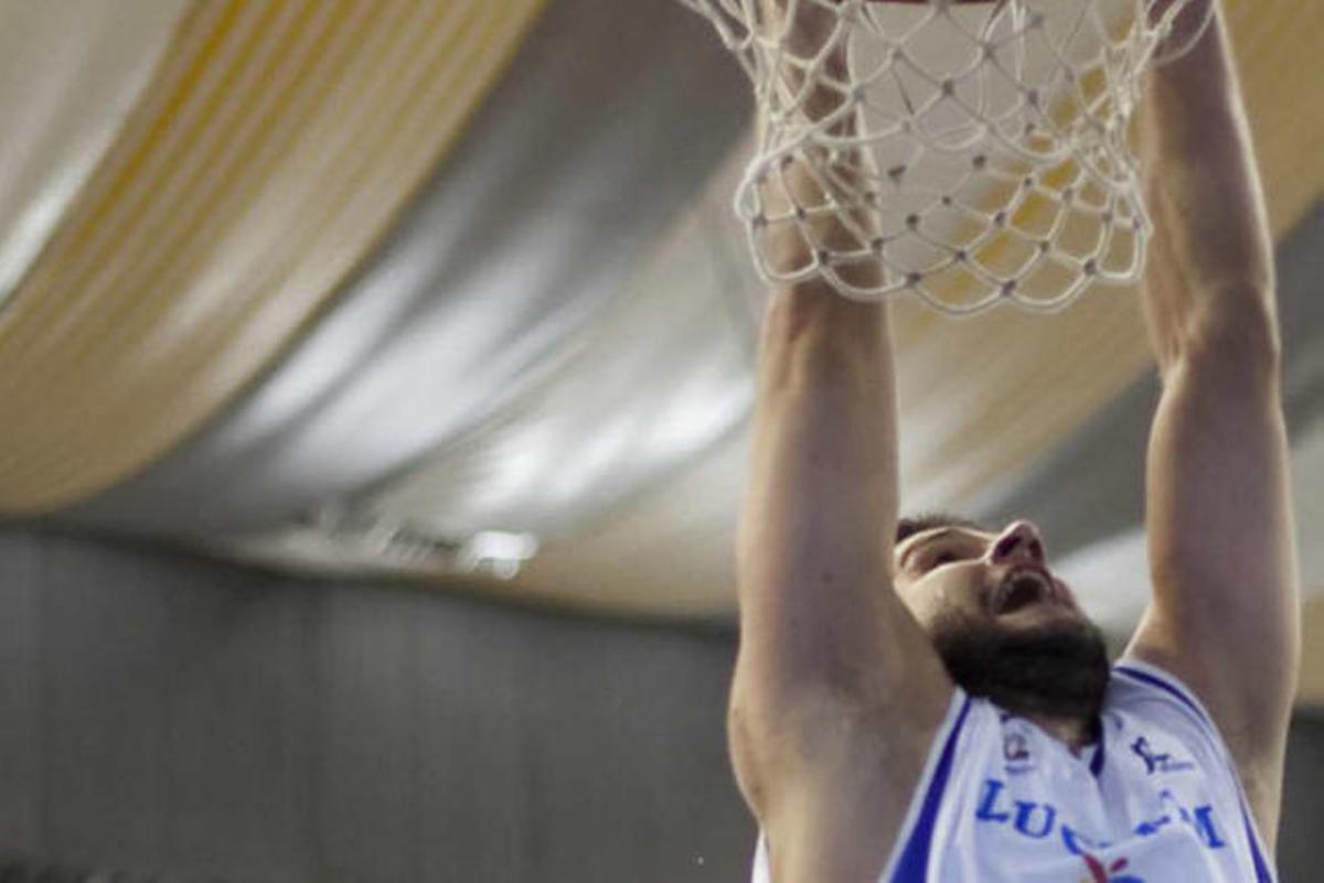 Ivanov se cuelga del aro ante la mirada de Bagaric.