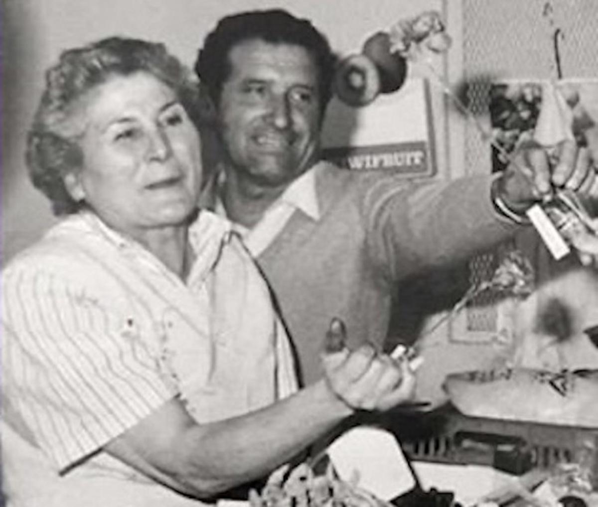 Esteve i Marina a la seva parada d'hortalisses de temporada a la Plaça Mercat d'Olot.