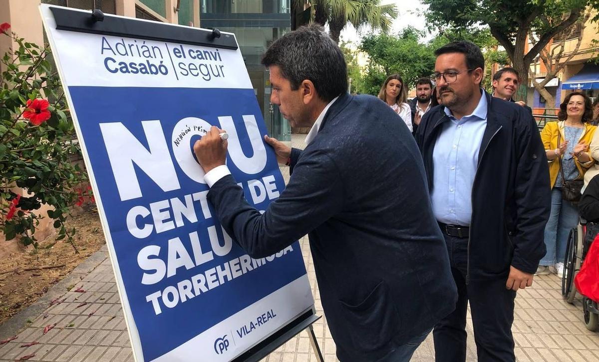 Mazón y Casabó frente a la antigua biblioteca de Solades, que albergará el cuarto centro de salud de Vila-real.