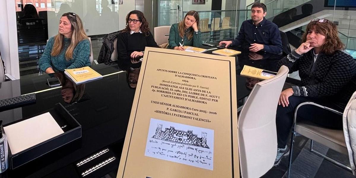 El concejal de Educación de Almassora, Vicente Blay Casino, ha asistido a la presentación del manual de historia local.