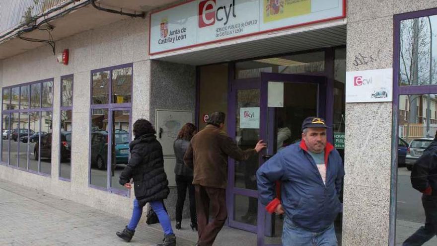 Varias personas en la Oficina de Empleo de Castilla y León en la capital.