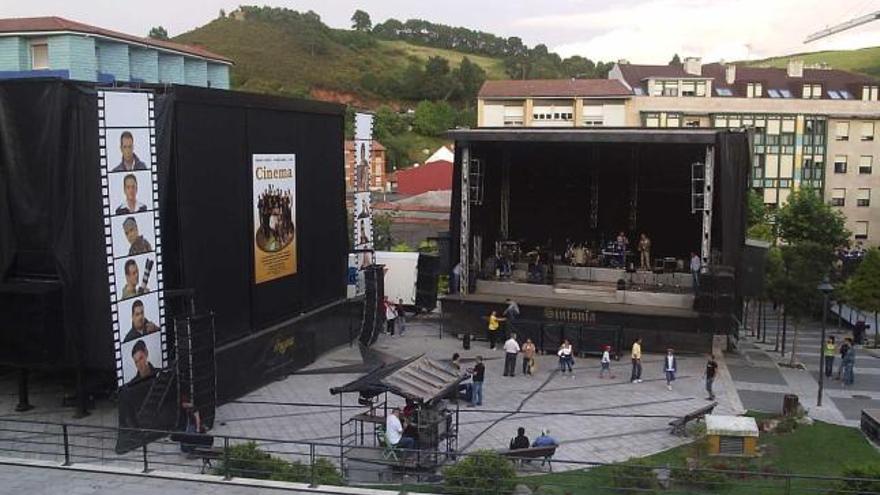 Escenario para las orquestas instalado en el parque candasín de Les Conserveres.