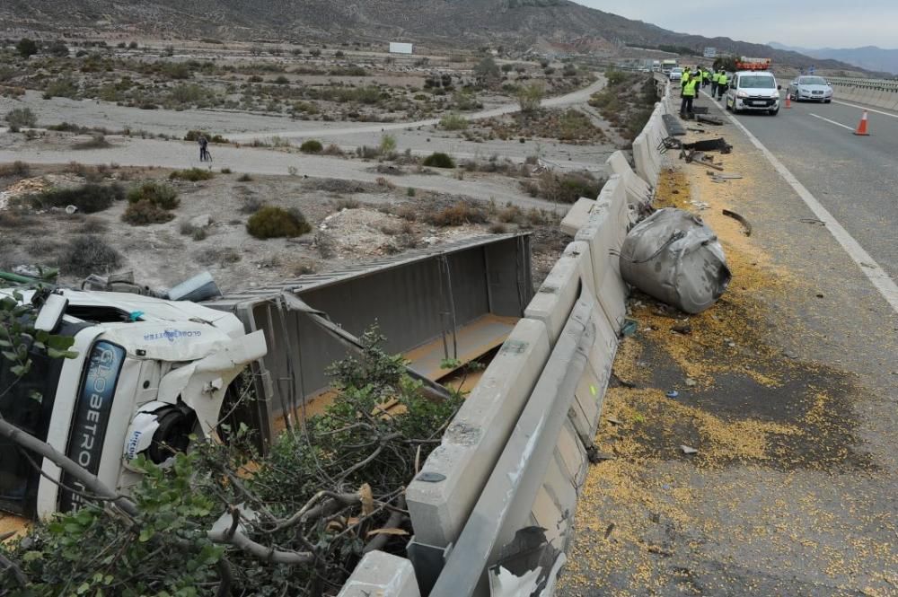 Herido el conductor de un camión en Lorca tras caer desde la autovía A-7 a una rambla