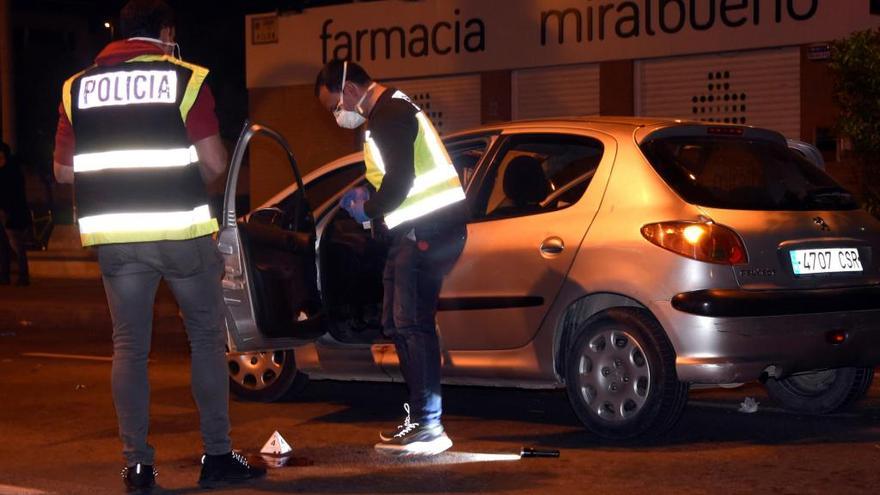 La Policía examina el vehículo donde ocurrieron los hechos.