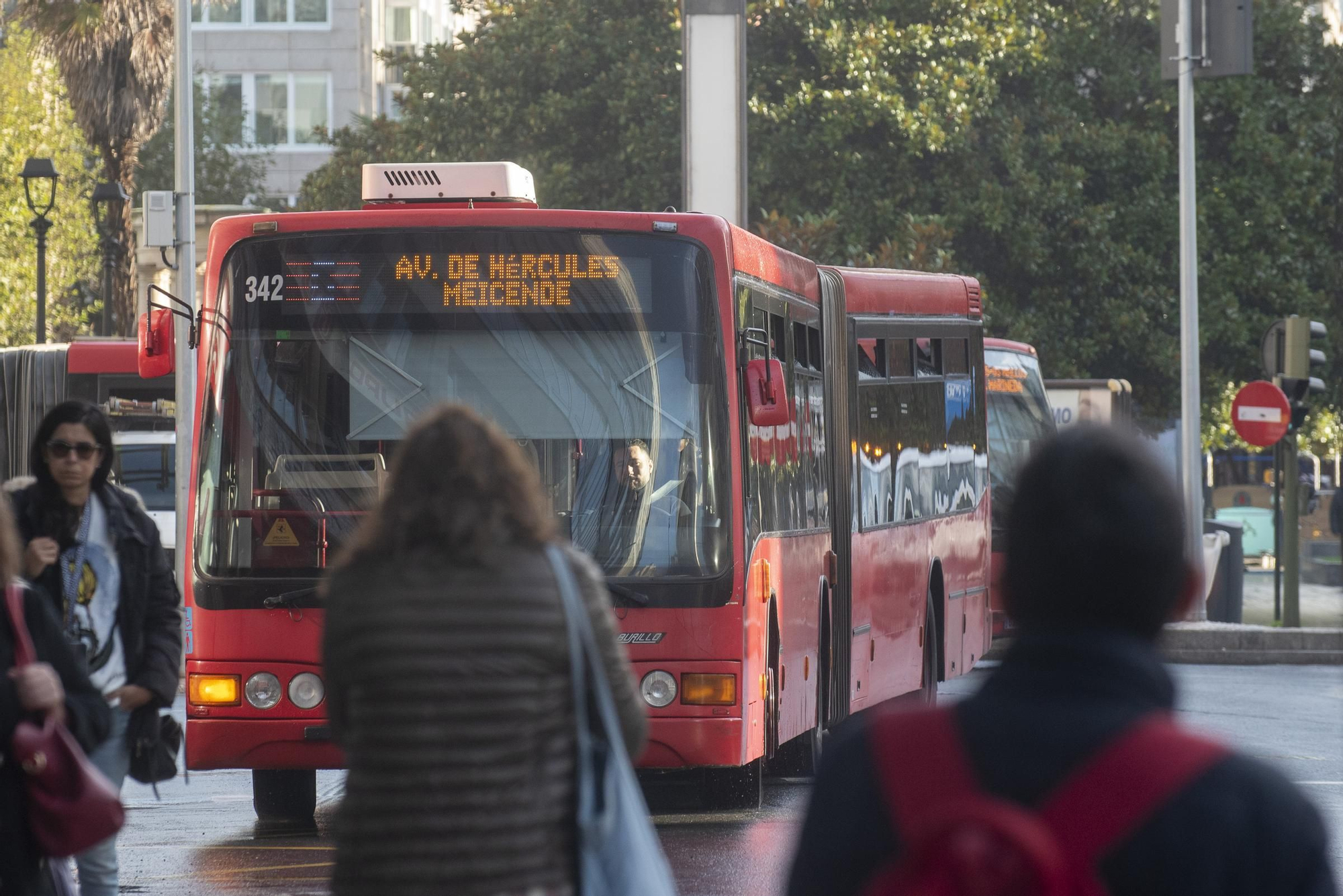 Huelga de transportes en A Coruña: retrasos y colas en las paradas