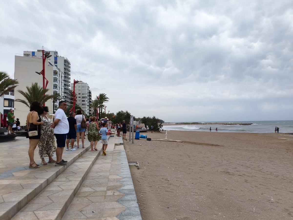 El suceso causó gran expectación en la playa.