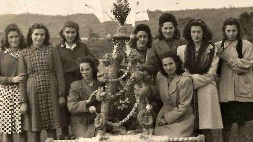 Jóvenes con un ramo en Seloriu, en 1944.