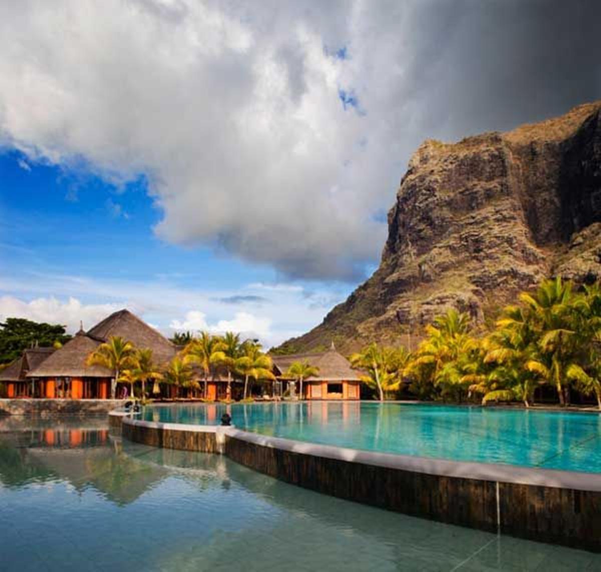 Vista de la piscina principal del hotel Dinarobin en la península de Le Morne.