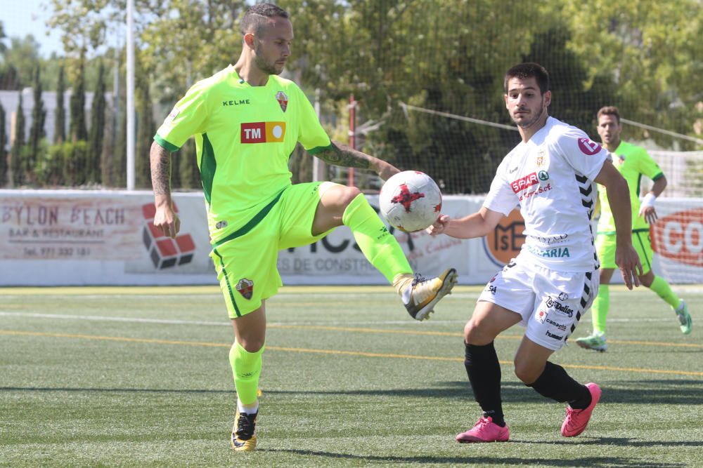 El Elche sufre para ganar y llega al derbi copero como líder