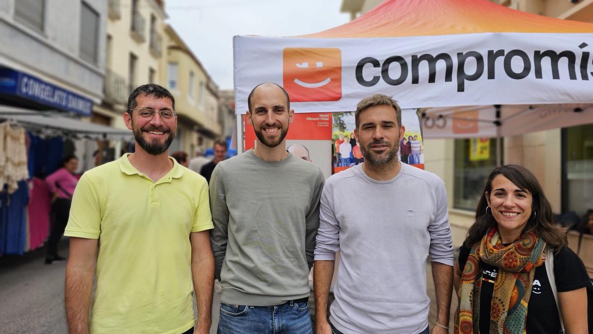 Gerard Fullana junto a los candidatos de Compromís en Pego