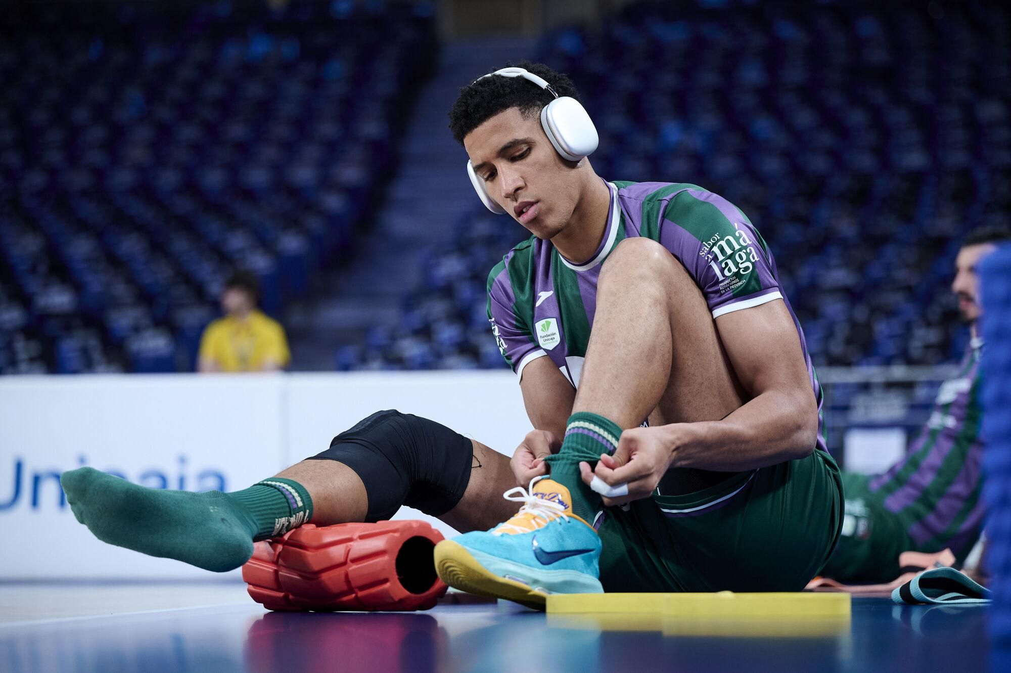 Llegada del Unicaja al Movistar Arena y calentamiento de los verdes