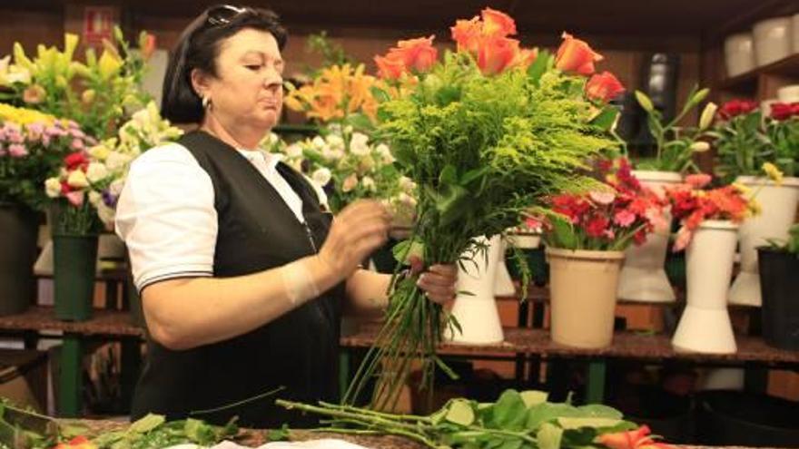 Arriba, las cestas con flores. Abajo, ramos de la ofrenda.