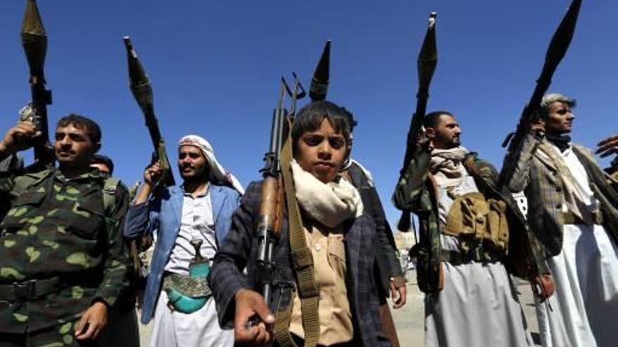 Rebels houthis, entre ells un nen, fan una demostració de força a la capital del Iemen.
