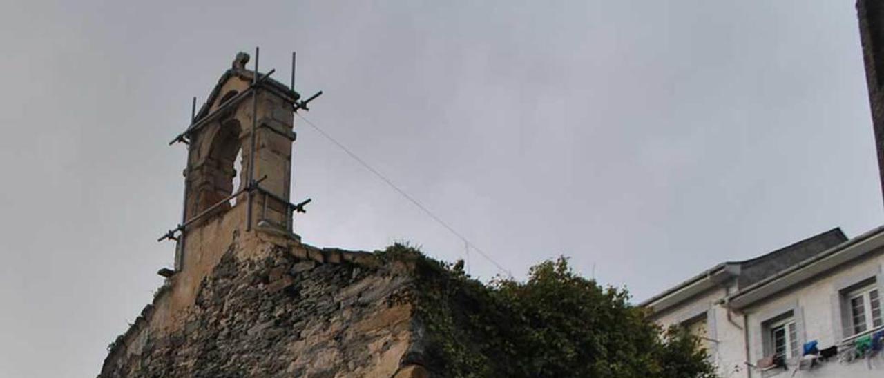 Estado en el que se encuentra la capilla de Lebrón, en el centro de Puerto de Vega.