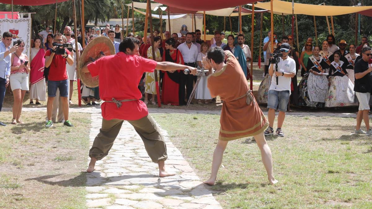 Dos gladiadores se enfrentan en el Ágora Heliketana