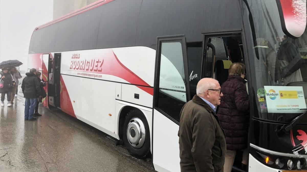 Un aventurero autocar del Imserso desafía a la nieve en Morella