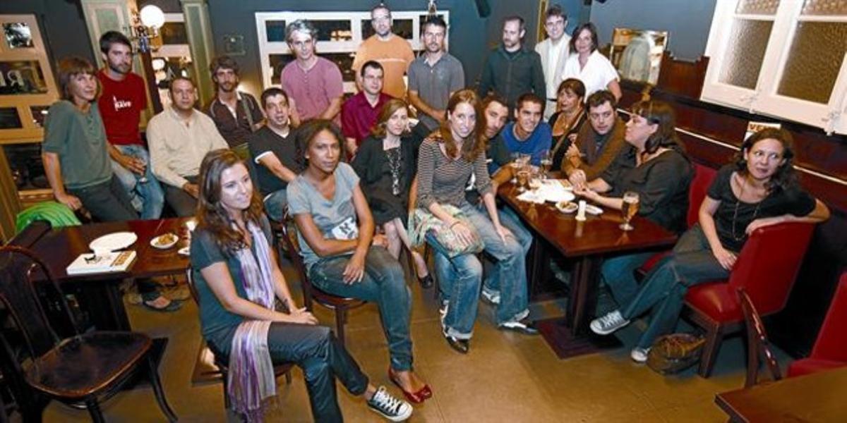 Foto de família 8 Alguns dels participants en l’antologia, ahir al Velódromo.