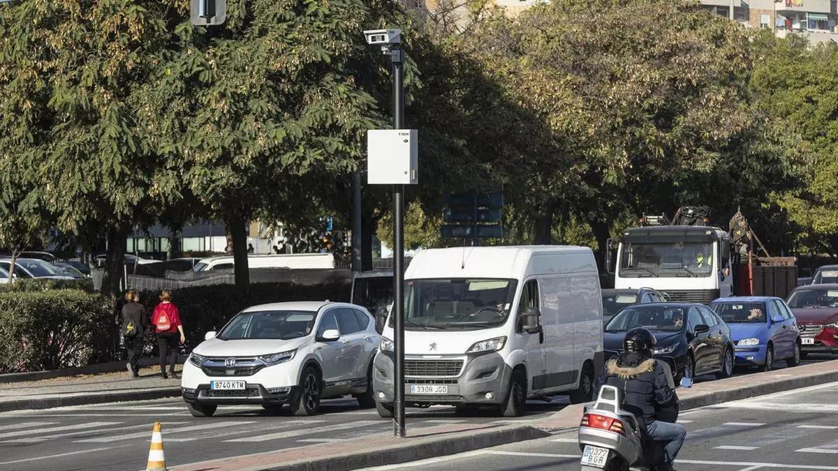 Una de las cámaras instaladas en Alicante vinculadas a la Zona de Bajas Emisiones, situada en el cruce de Padre Esplá y la avenida de Denia
