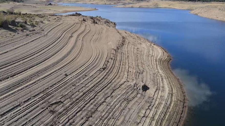 Estado que presenta el embalse de Cernadilla, que solo tiene algo más del 11% de su capacidad.