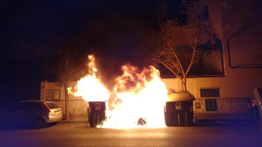 Incendio de contenedores en la calle San vicente de Paul.