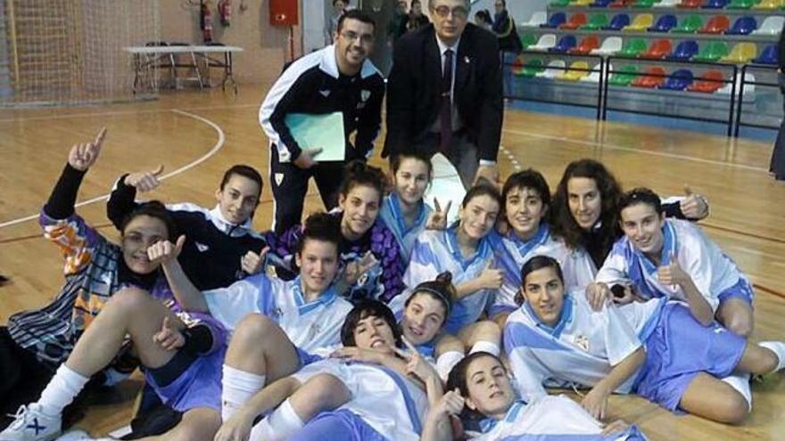Las jugadoras de la selección gallega sub 23 de fútbol sala celebran el pase a la fase final. // FdV