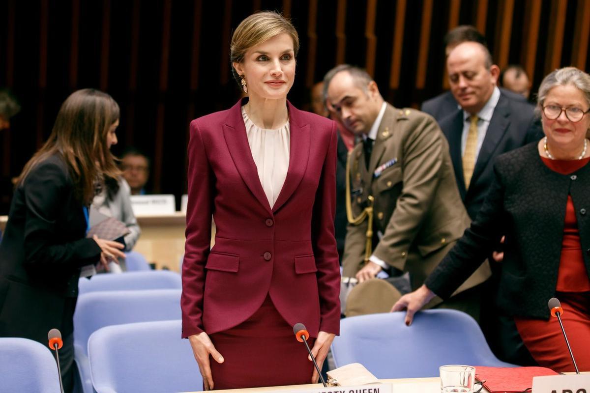 Letizia Ortiz con traje burdeos de Hugo Boss y blusa rosa en Suiza