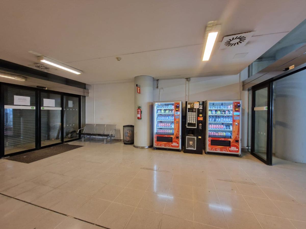 La joven sacó el café de una máquina de vending similar.