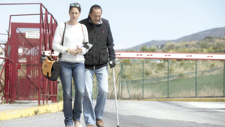 Julián Muñoz, a su salida de prisión ayer, con su hija Elsa. // Efe