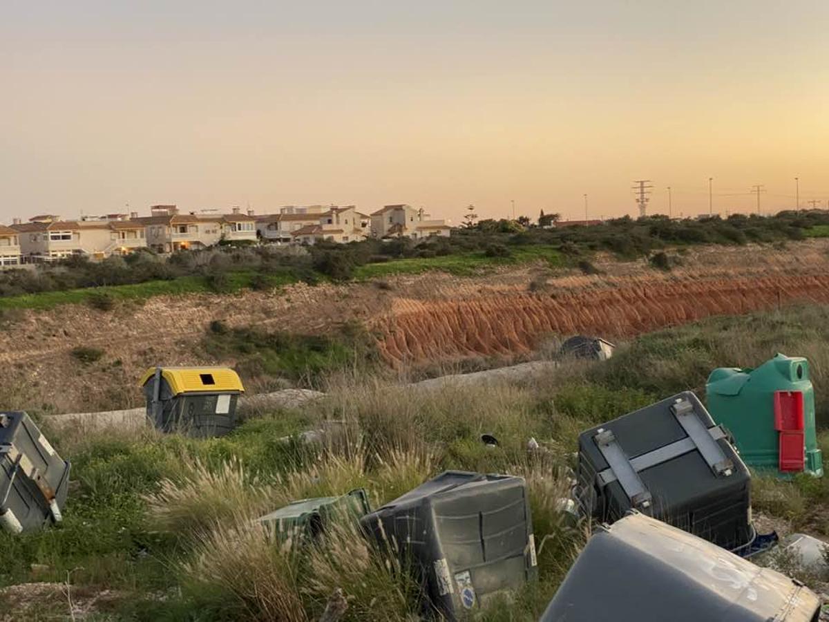 Así está una parcela municipal en Orihuela Costa de acopio de materiales