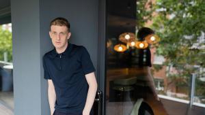 El escritor francés Édouard Louis, autor de Monique se evade.