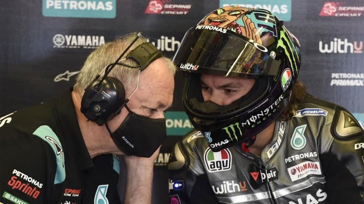 Morbidelli conversando con Ramón Forcada en el box