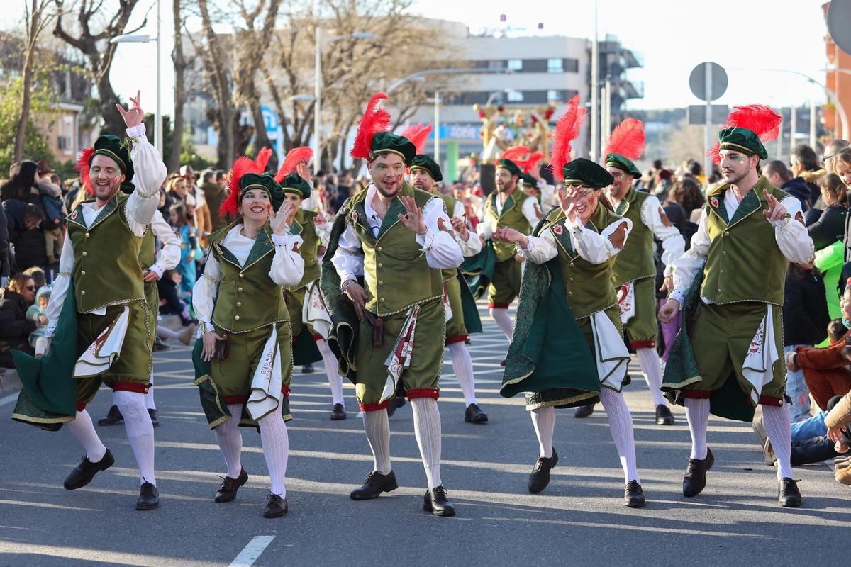 Miles de personas han vuelto a disfrutar del desfile de Carnaval de Toledo que ha llenado de color las calles de la ciudad